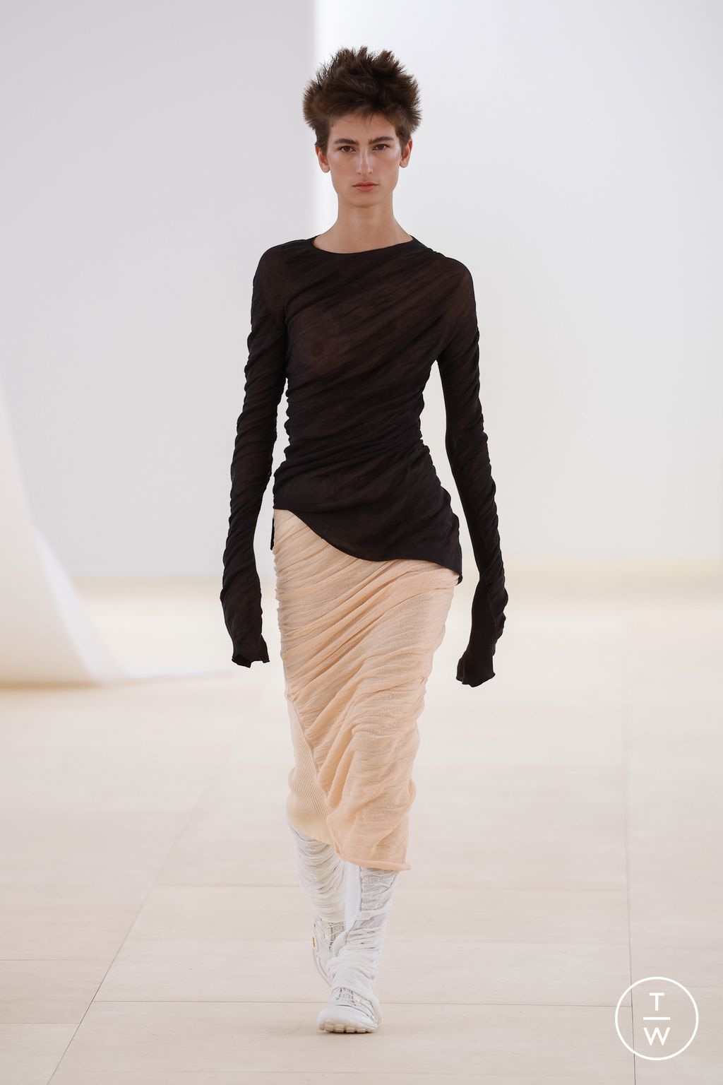 Fashion Week Paris Spring/Summer 2024 look 6 de la collection Issey Miyake womenswear