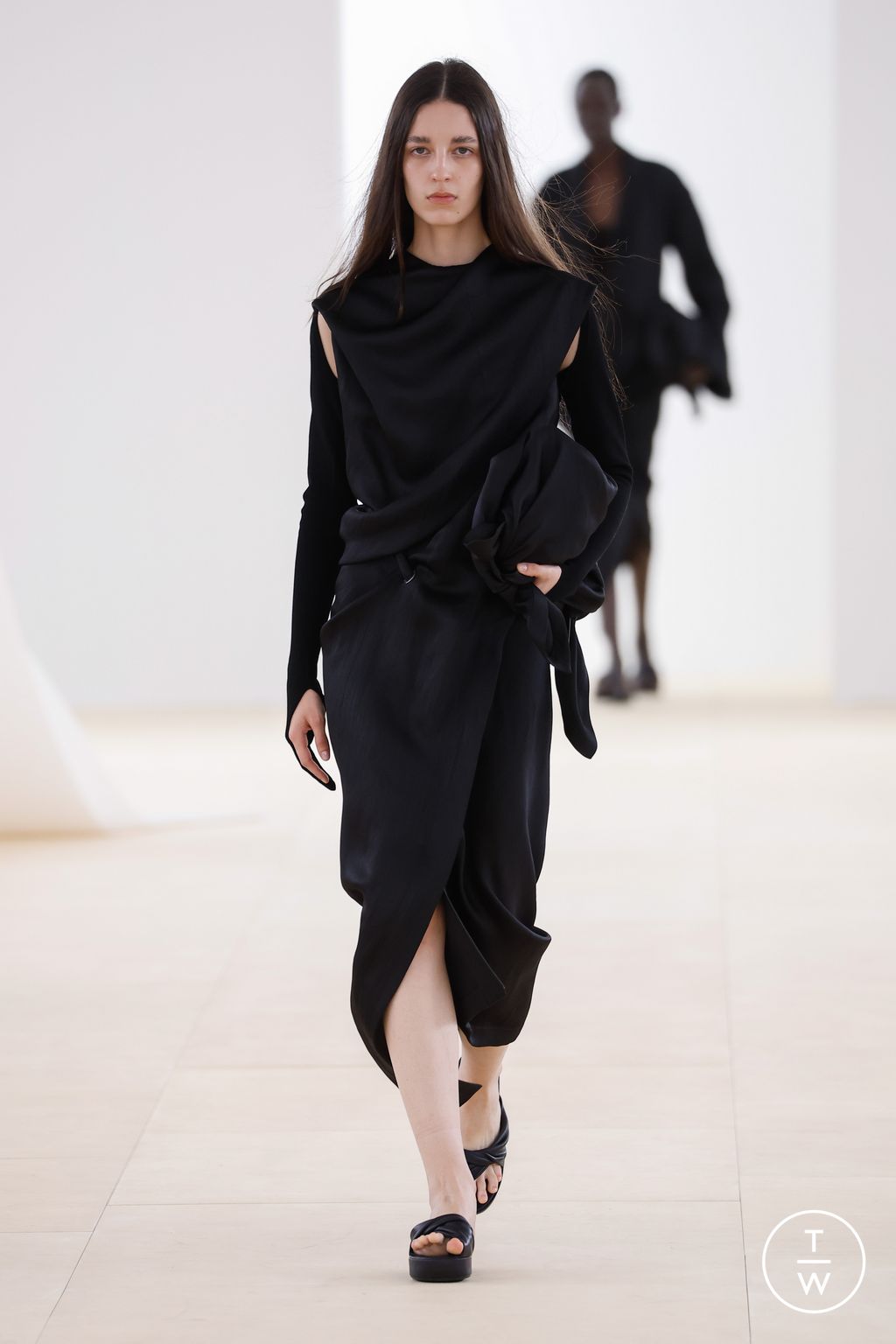Fashion Week Paris Spring/Summer 2024 look 15 from the Issey Miyake collection womenswear