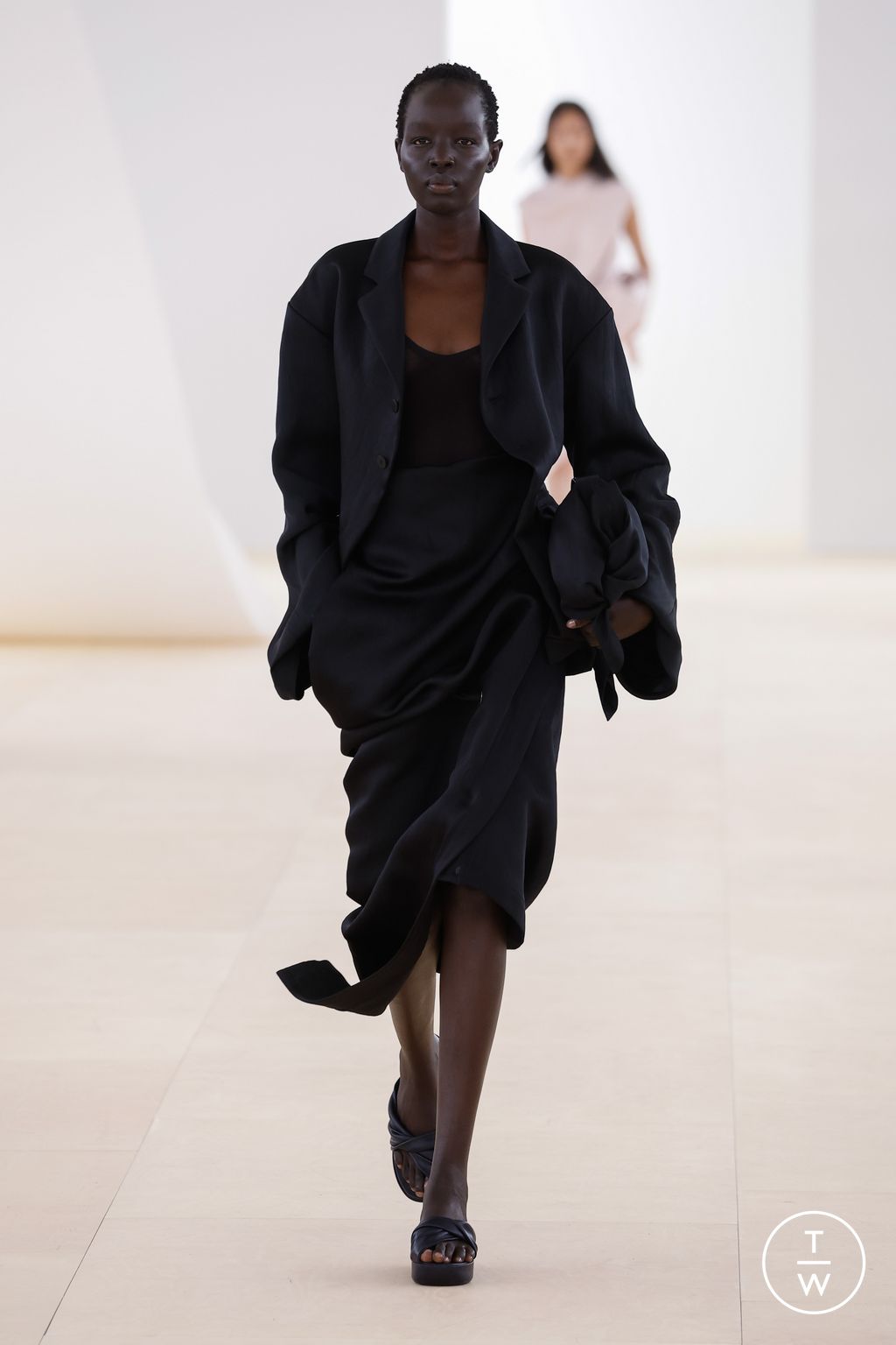 Fashion Week Paris Spring/Summer 2024 look 16 de la collection Issey Miyake womenswear