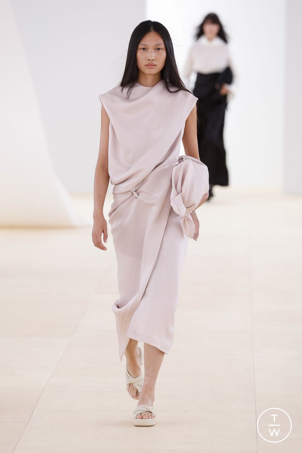 Fashion Week Paris Spring/Summer 2024 look 17 from the Issey Miyake collection womenswear