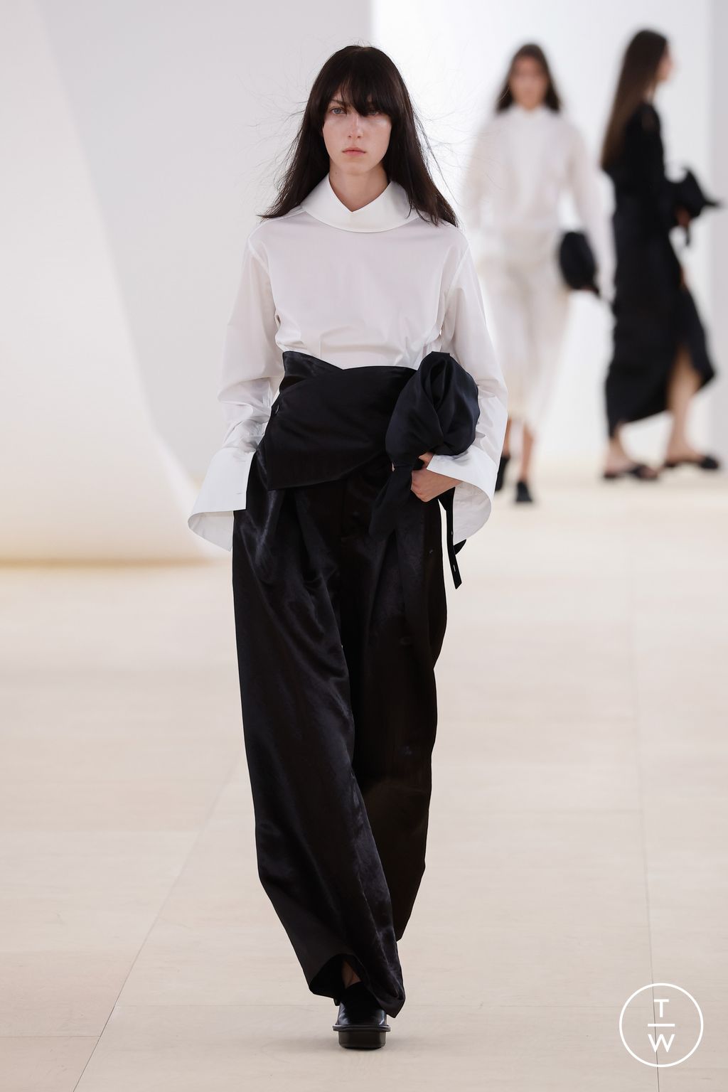 Fashion Week Paris Spring/Summer 2024 look 18 from the Issey Miyake collection womenswear