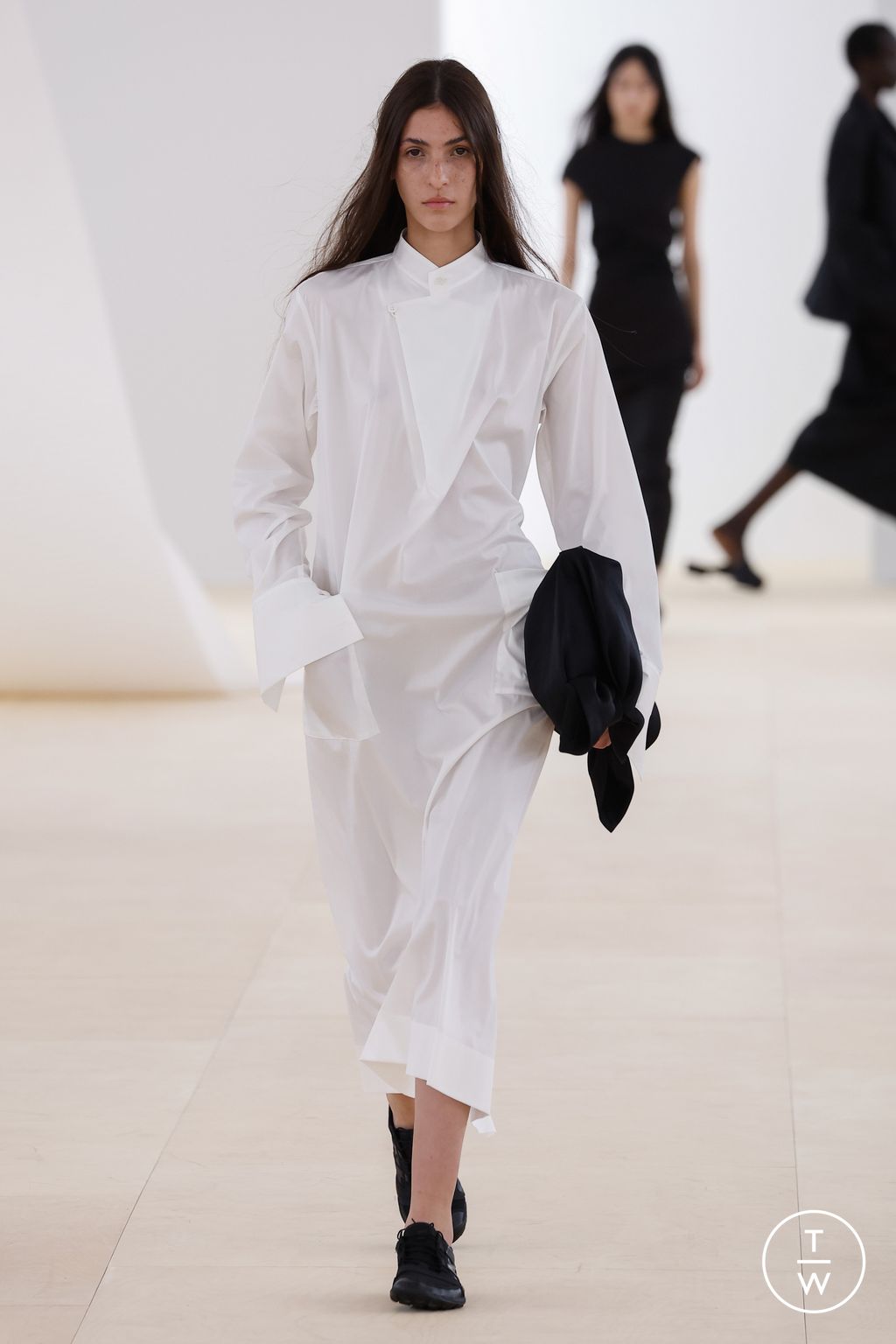 Fashion Week Paris Spring/Summer 2024 look 19 from the Issey Miyake collection womenswear