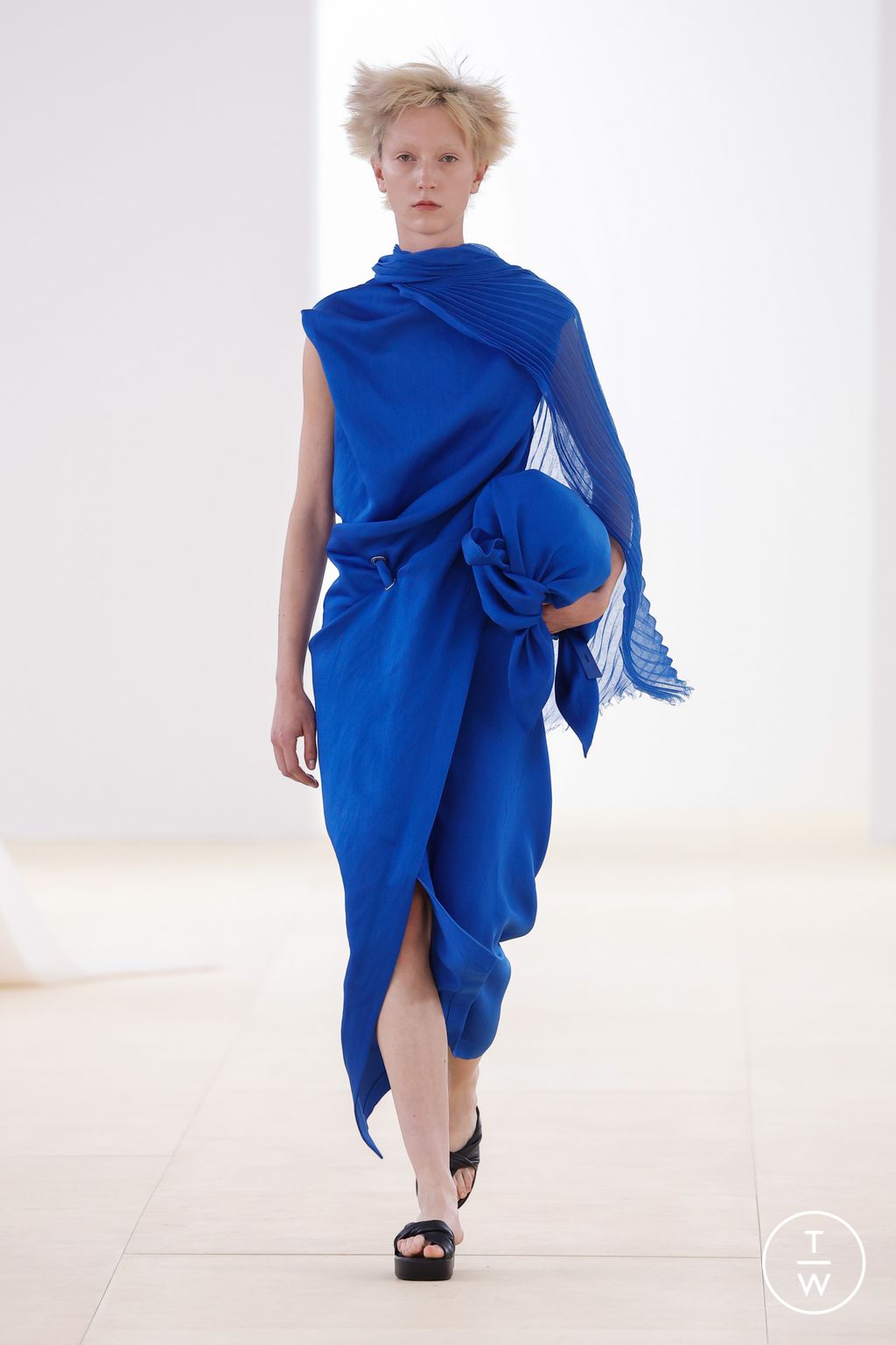 Fashion Week Paris Spring/Summer 2024 look 25 de la collection Issey Miyake womenswear
