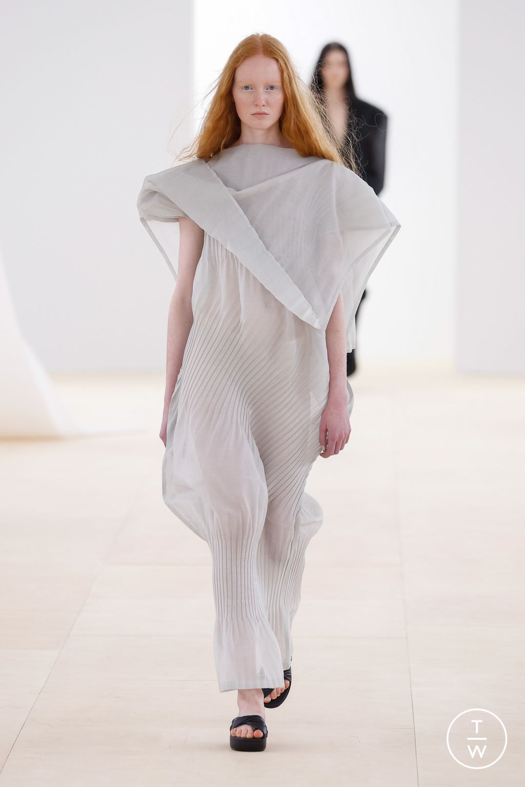 Fashion Week Paris Spring/Summer 2024 look 26 from the Issey Miyake collection womenswear