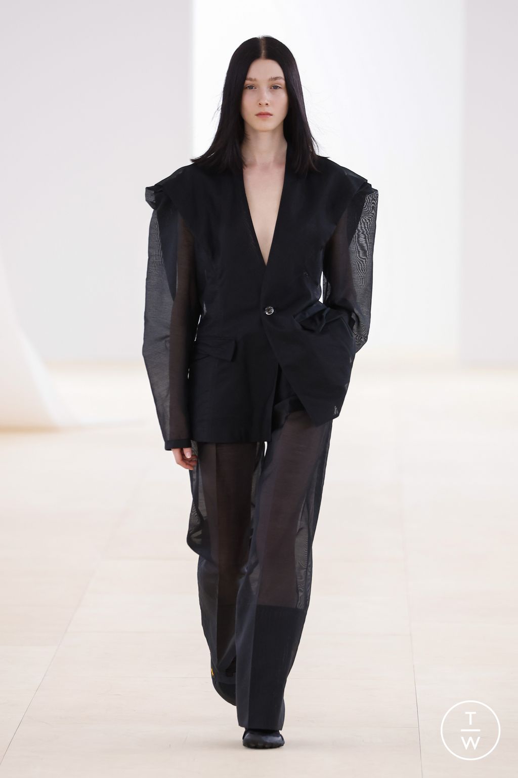 Fashion Week Paris Spring/Summer 2024 look 27 from the Issey Miyake collection womenswear