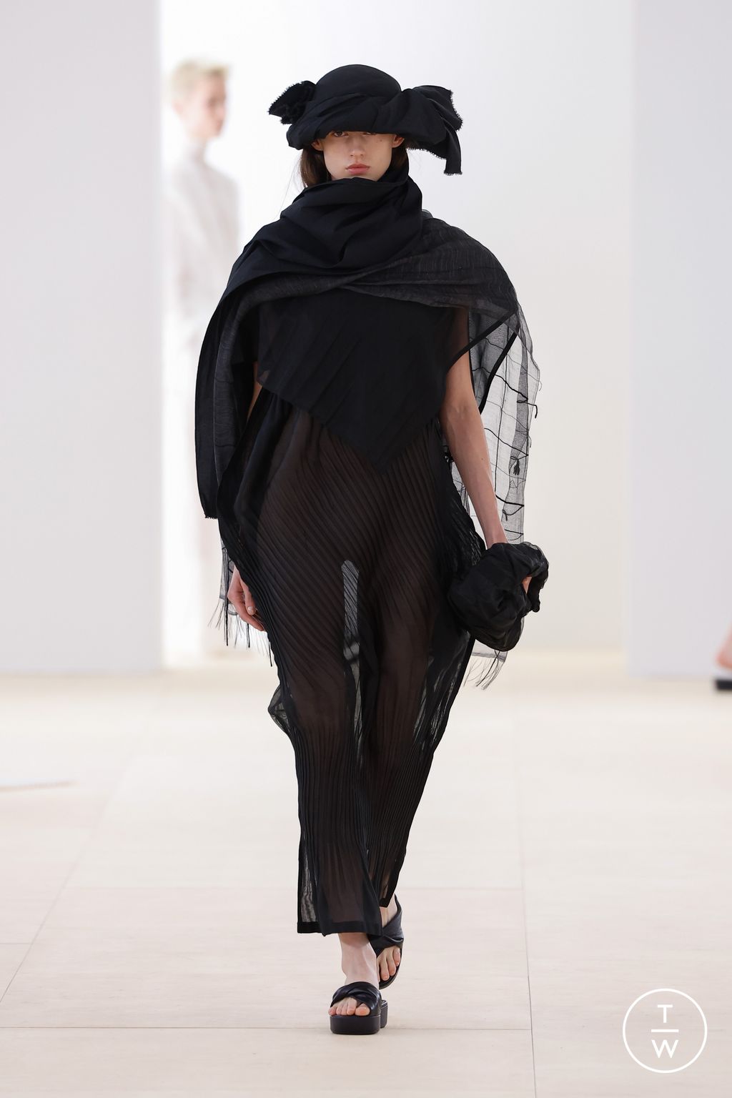 Fashion Week Paris Spring/Summer 2024 look 28 from the Issey Miyake collection womenswear