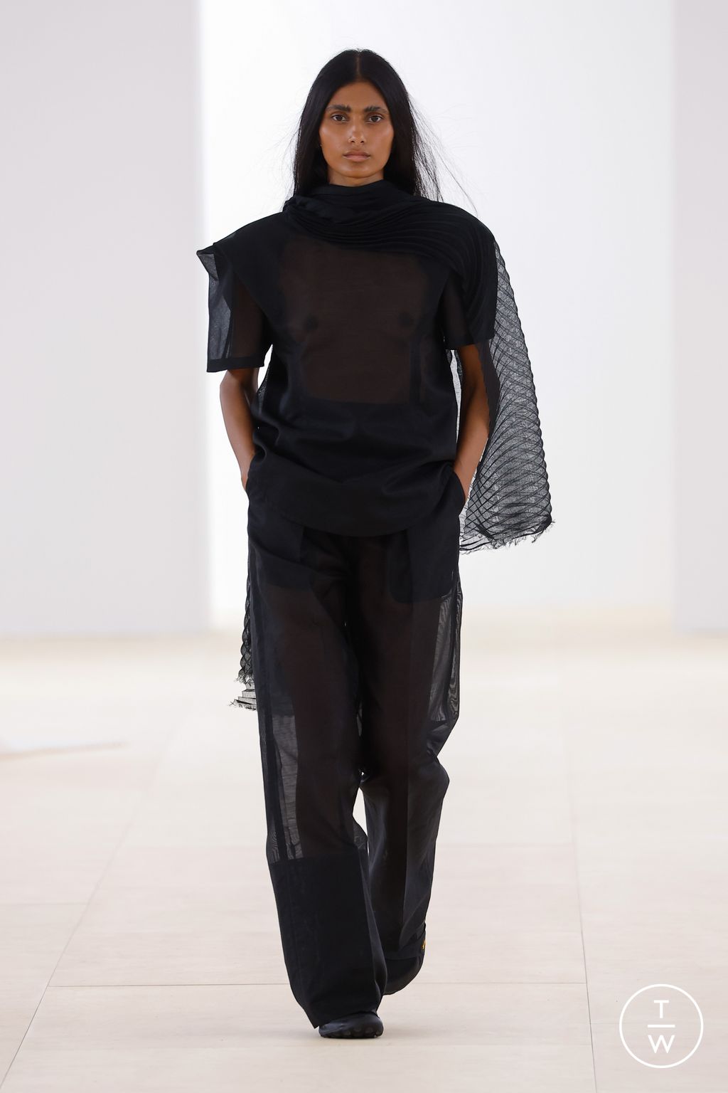 Fashion Week Paris Spring/Summer 2024 look 30 from the Issey Miyake collection womenswear
