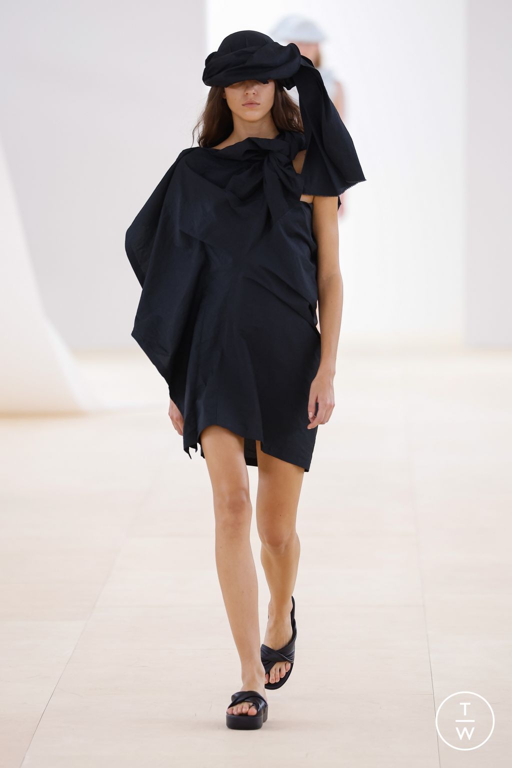 Fashion Week Paris Spring/Summer 2024 look 31 de la collection Issey Miyake womenswear