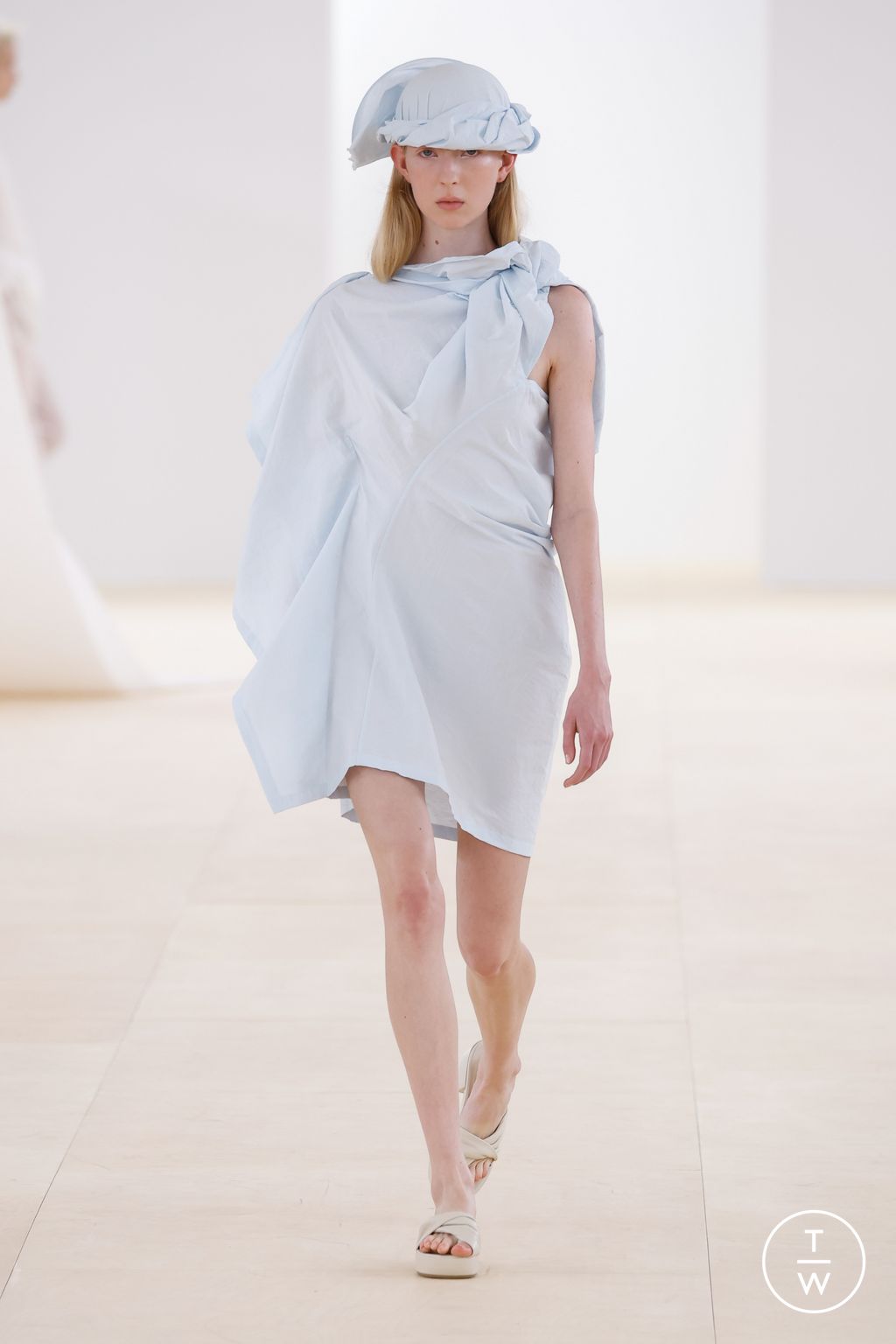 Fashion Week Paris Spring/Summer 2024 look 32 from the Issey Miyake collection 女装