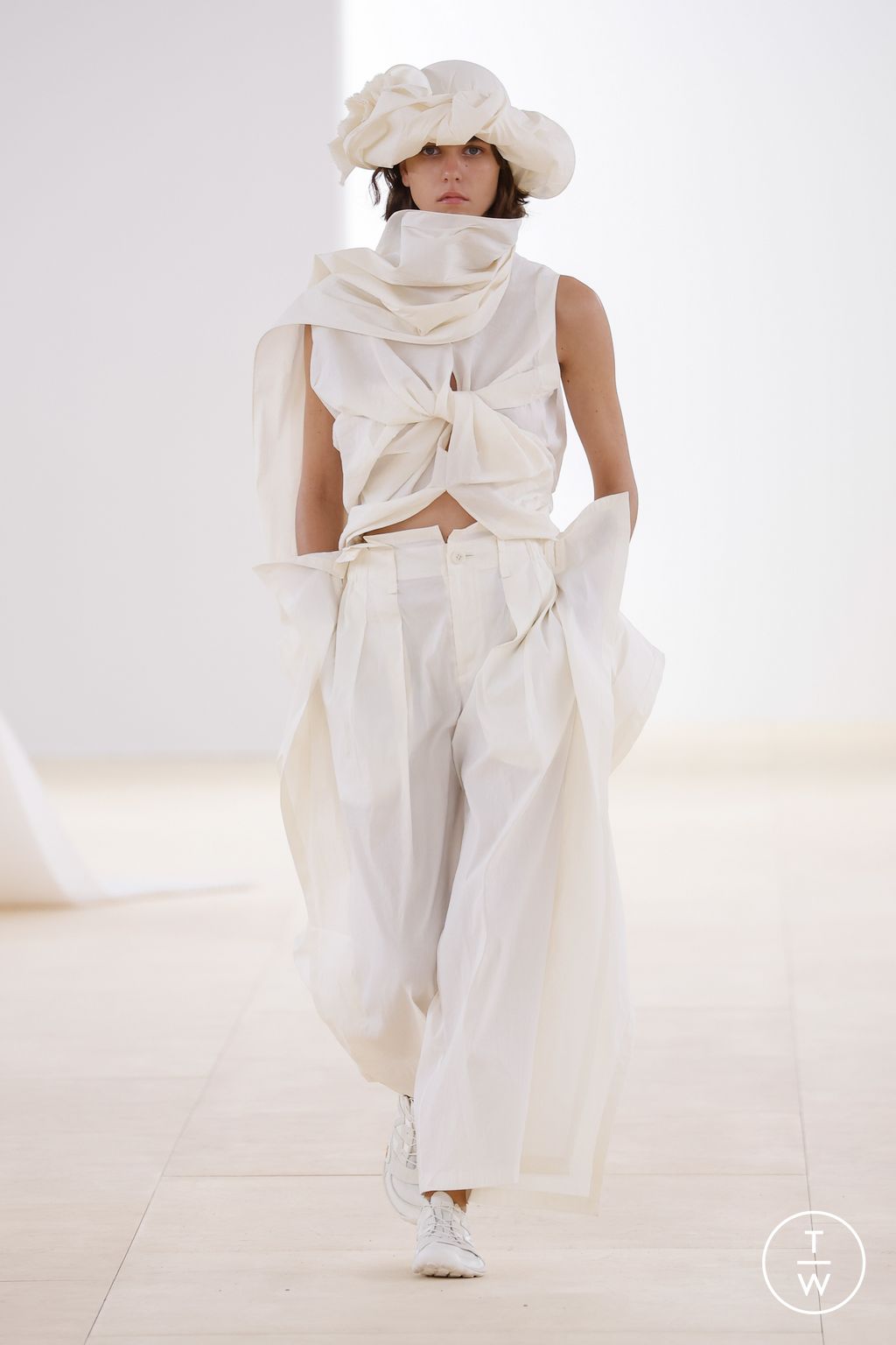 Fashion Week Paris Spring/Summer 2024 look 33 from the Issey Miyake collection womenswear