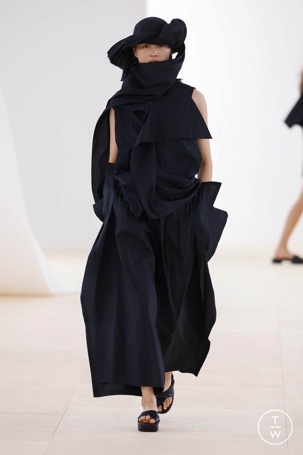 Fashion Week Paris Spring/Summer 2024 look 34 from the Issey Miyake collection womenswear