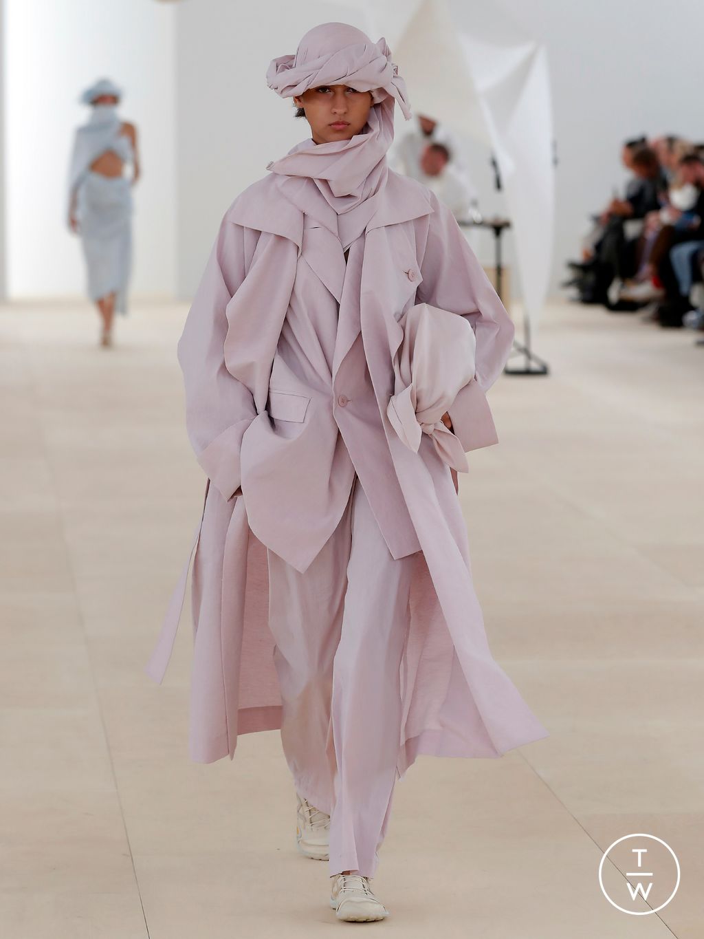 Fashion Week Paris Spring/Summer 2024 look 35 from the Issey Miyake collection womenswear