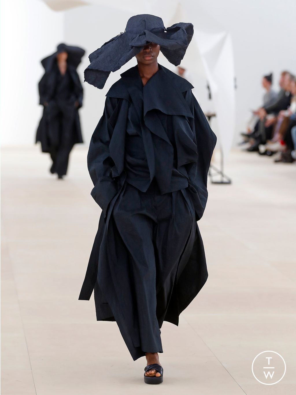 Fashion Week Paris Spring/Summer 2024 look 38 from the Issey Miyake collection womenswear