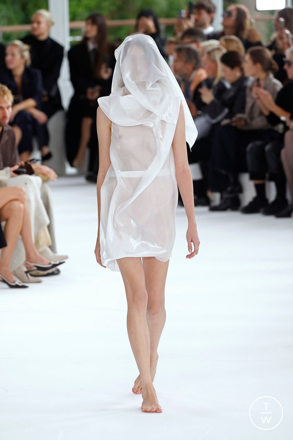 Fashion Week Paris Spring/Summer 2025 look 1 de la collection Issey Miyake womenswear