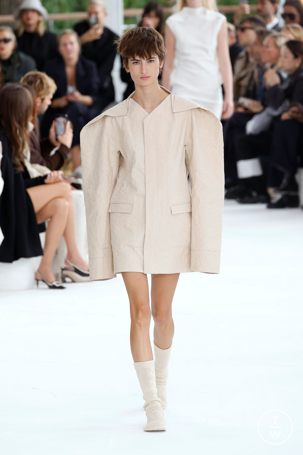 Fashion Week Paris Spring/Summer 2025 look 6 from the Issey Miyake collection womenswear