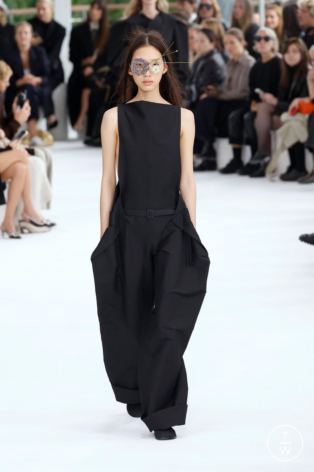 Fashion Week Paris Spring/Summer 2025 look 8 de la collection Issey Miyake womenswear