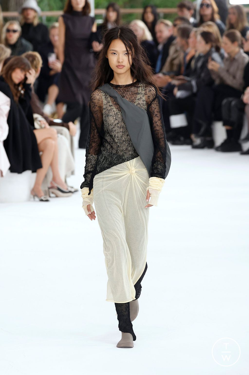 Fashion Week Paris Spring/Summer 2025 look 11 de la collection Issey Miyake womenswear