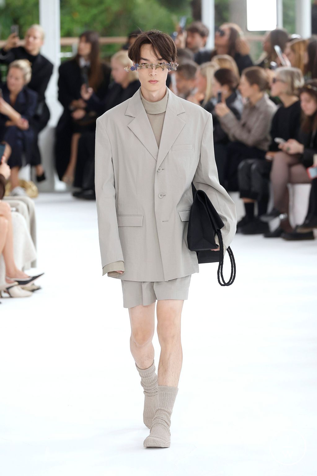 Fashion Week Paris Spring/Summer 2025 look 13 de la collection Issey Miyake womenswear