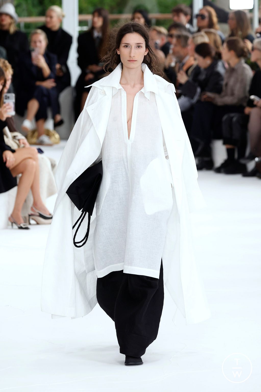 2025FW ISSEY MIYAKE SLEEK PLEATS 白 ISSEY MIYAKE SPRING SUMMER 2025 COLLECTIONS 32 – ISSEY MIYAKE