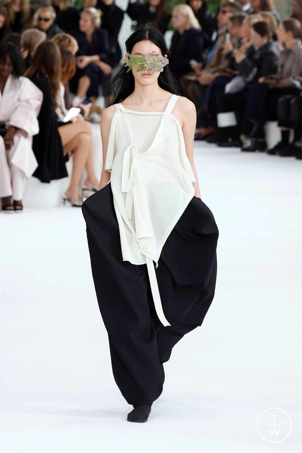 Fashion Week Paris Spring-Summer 2025 look 19 from the Issey Miyake collection womenswear
