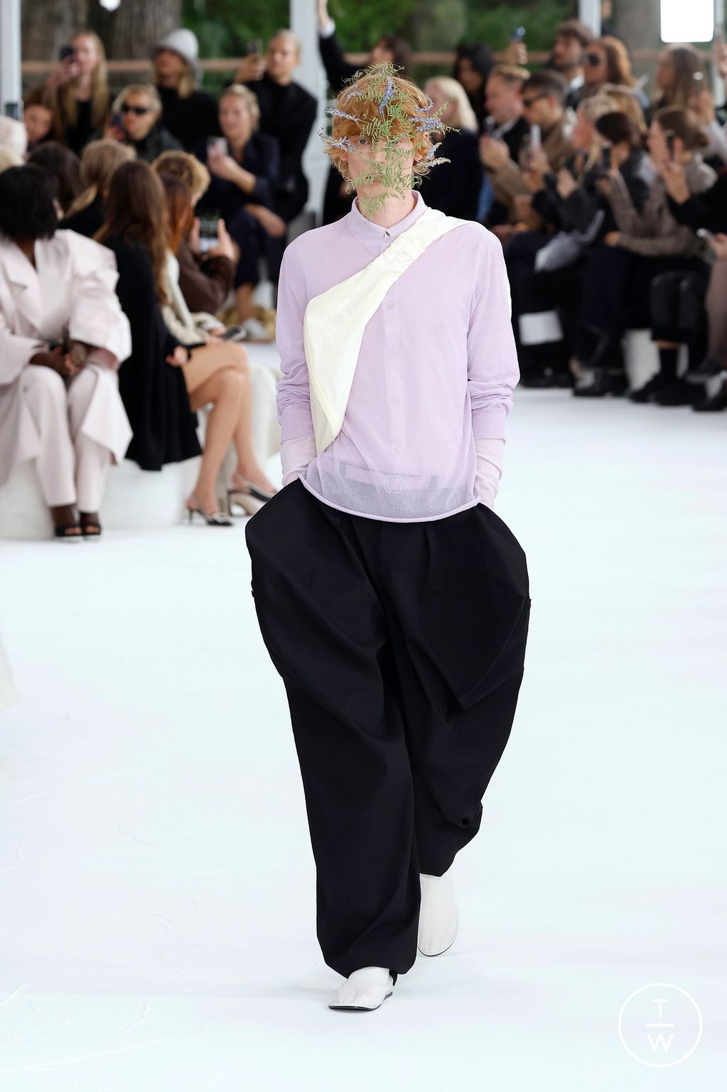 Fashion Week Paris Spring/Summer 2025 look 22 from the Issey Miyake collection womenswear