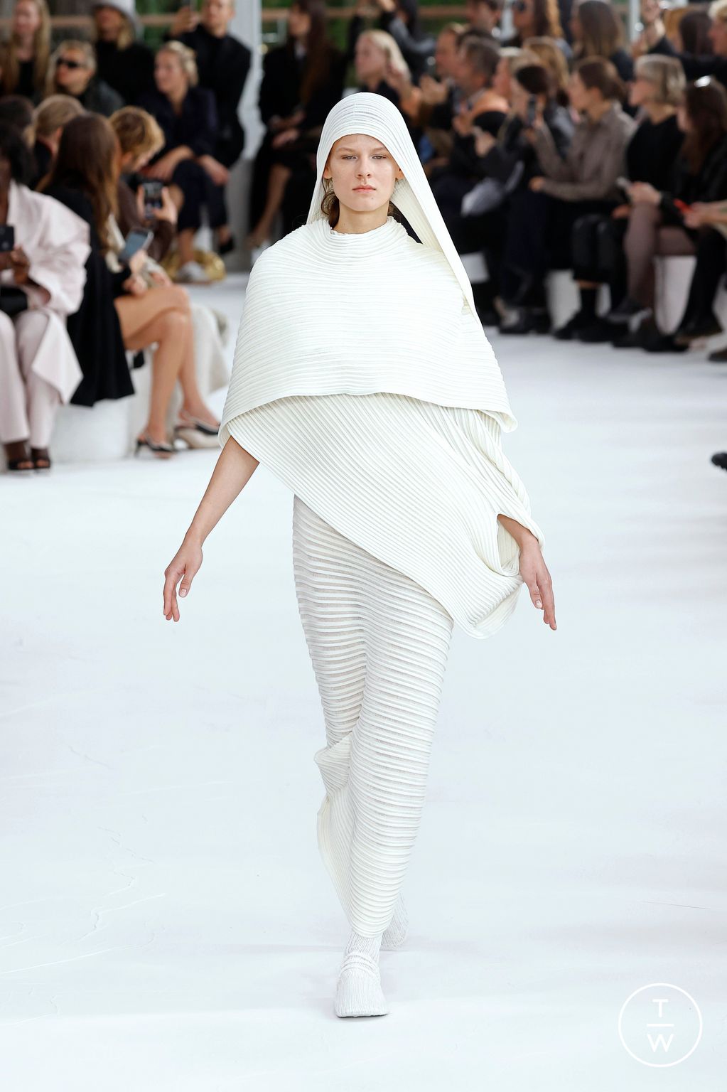 Fashion Week Paris Spring/Summer 2025 look 24 from the Issey Miyake collection womenswear