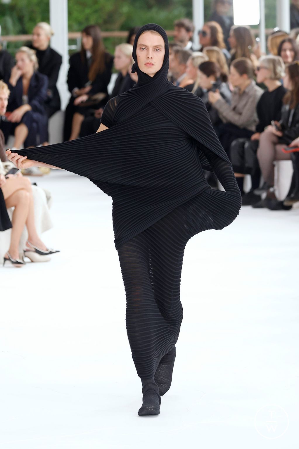 Fashion Week Paris Spring/Summer 2025 look 25 from the Issey Miyake collection 女装