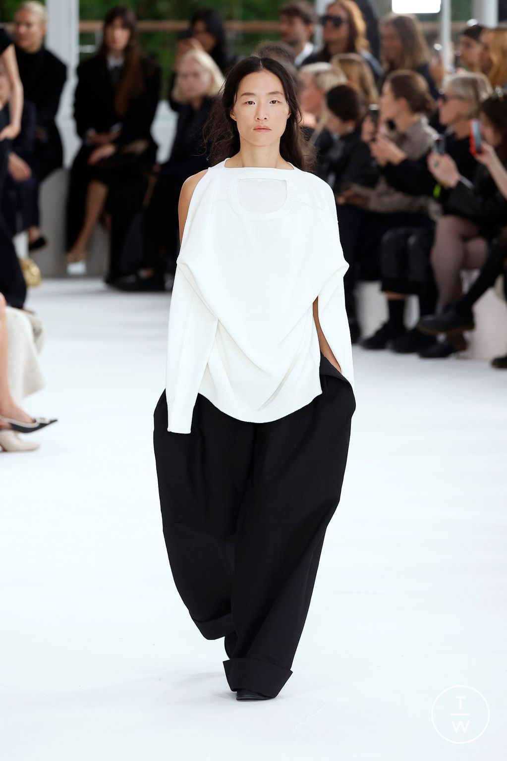 Fashion Week Paris Spring/Summer 2025 look 26 from the Issey Miyake collection womenswear