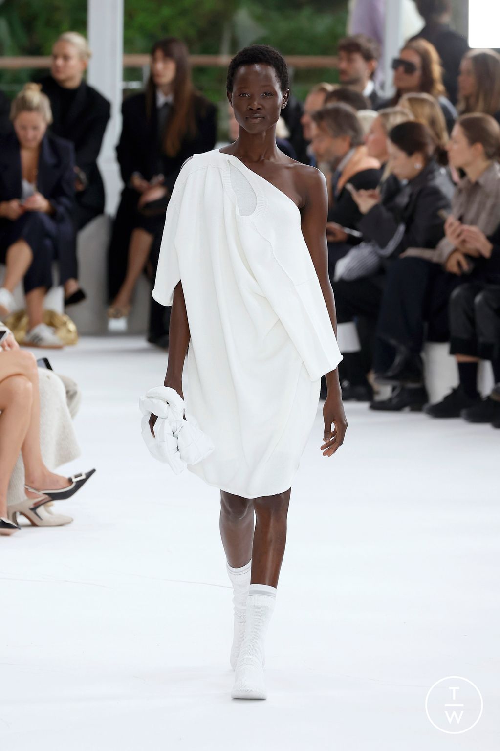 Fashion Week Paris Spring/Summer 2025 look 29 de la collection Issey Miyake womenswear