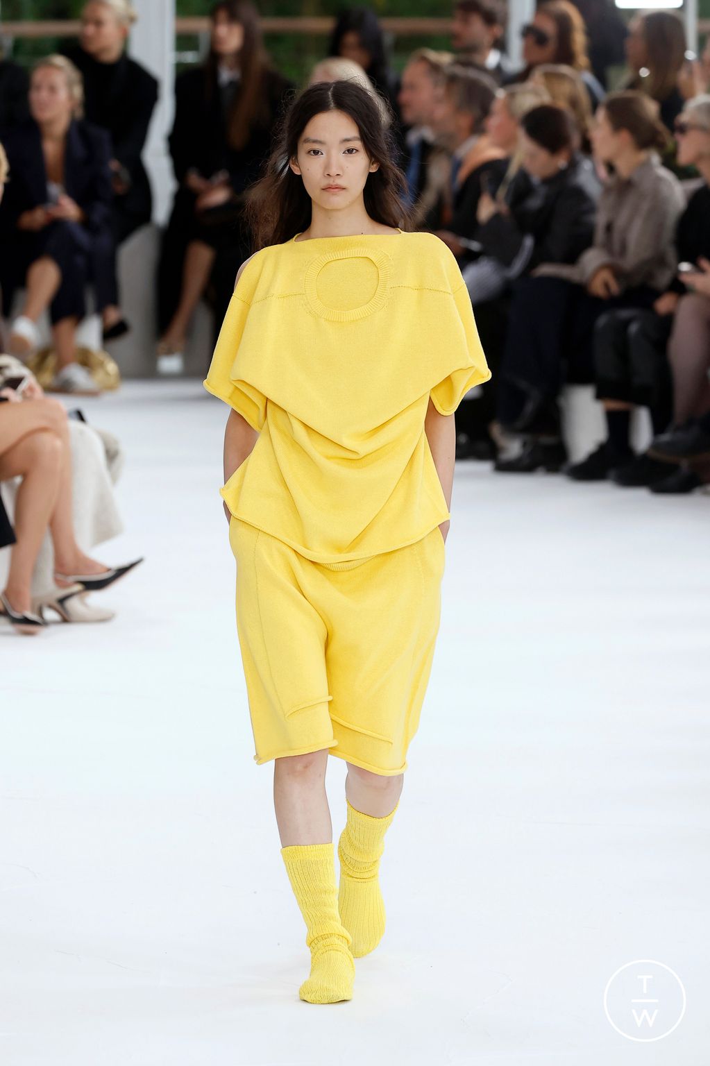 Fashion Week Paris Spring/Summer 2025 look 30 de la collection Issey Miyake womenswear
