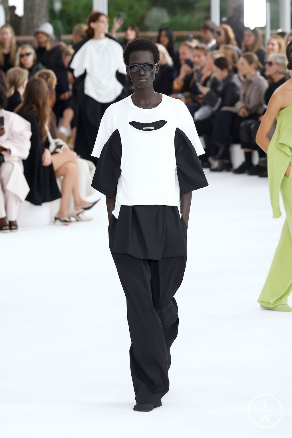 Fashion Week Paris Spring/Summer 2025 look 31 de la collection Issey Miyake womenswear