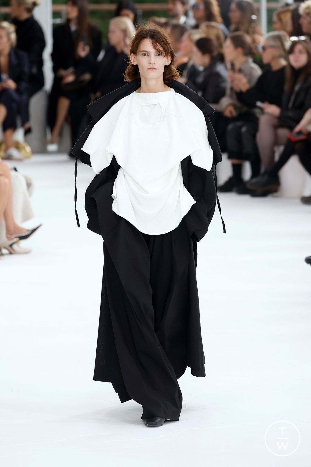 Fashion Week Paris Spring/Summer 2025 look 32 from the Issey Miyake collection womenswear