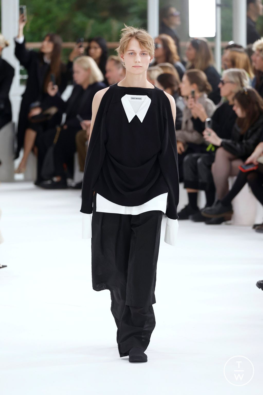 Fashion Week Paris Spring/Summer 2025 look 33 de la collection Issey Miyake womenswear