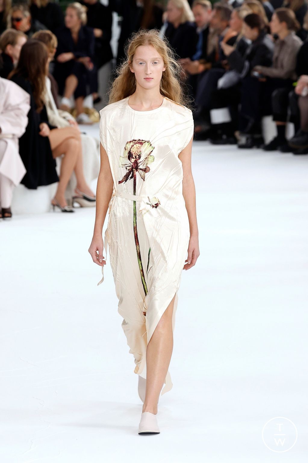 Fashion Week Paris Spring/Summer 2025 look 37 de la collection Issey Miyake womenswear