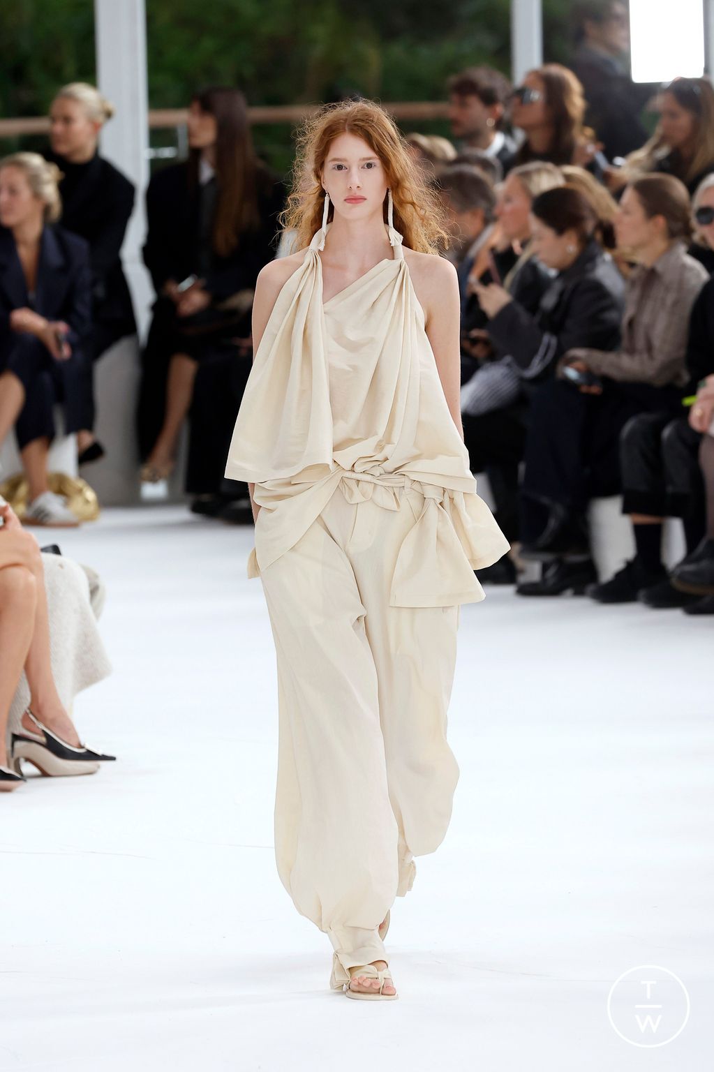 Fashion Week Paris Spring/Summer 2025 look 39 from the Issey Miyake collection womenswear