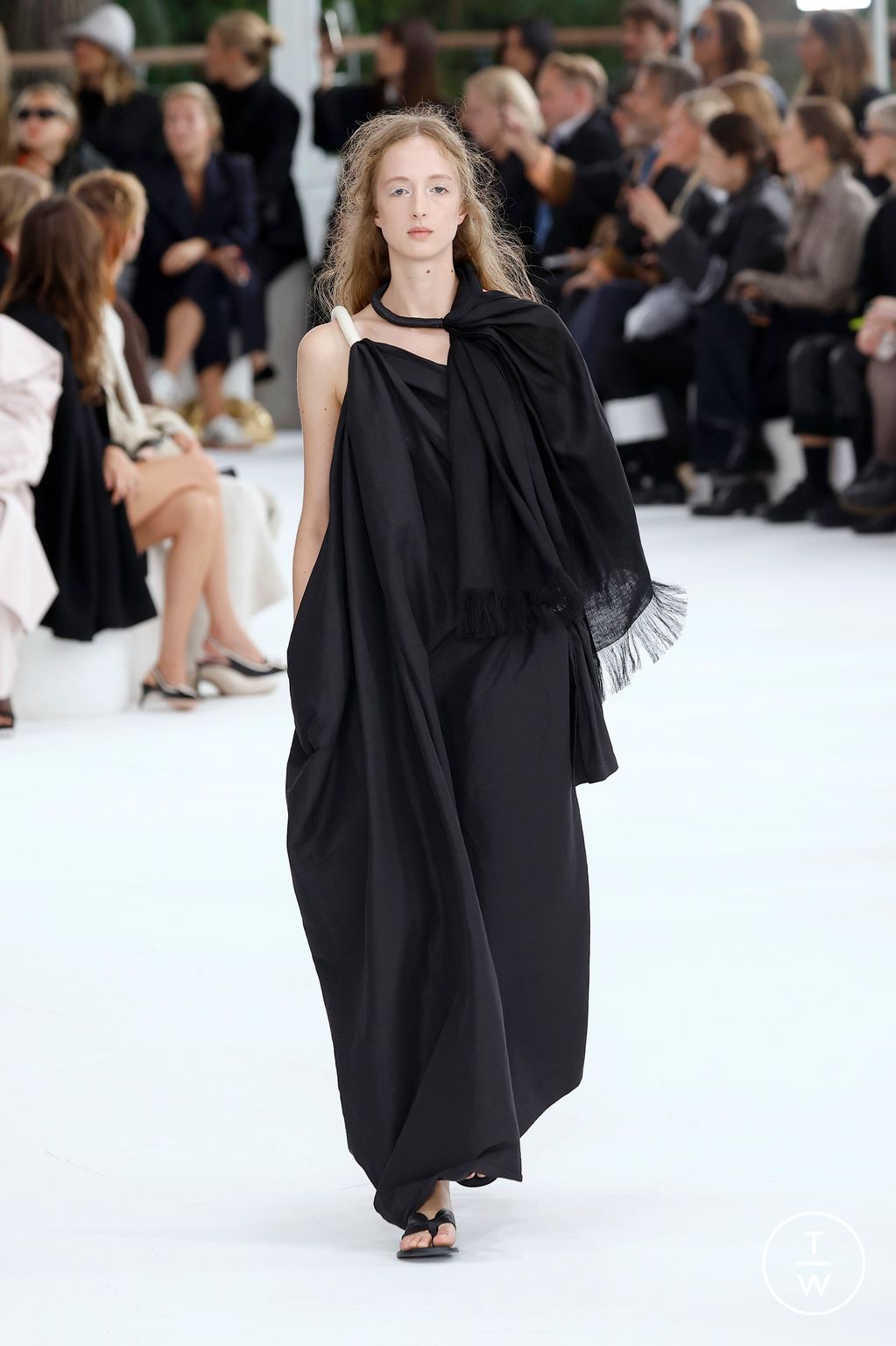 Fashion Week Paris Spring/Summer 2025 look 40 de la collection Issey Miyake womenswear