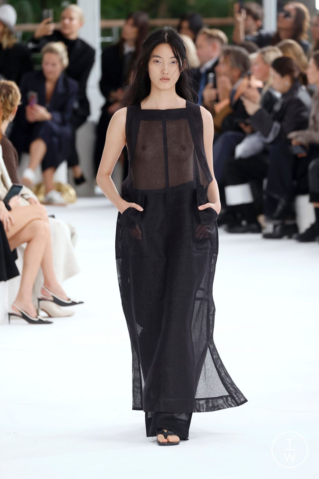 Fashion Week Paris Spring/Summer 2025 look 42 from the Issey Miyake collection womenswear