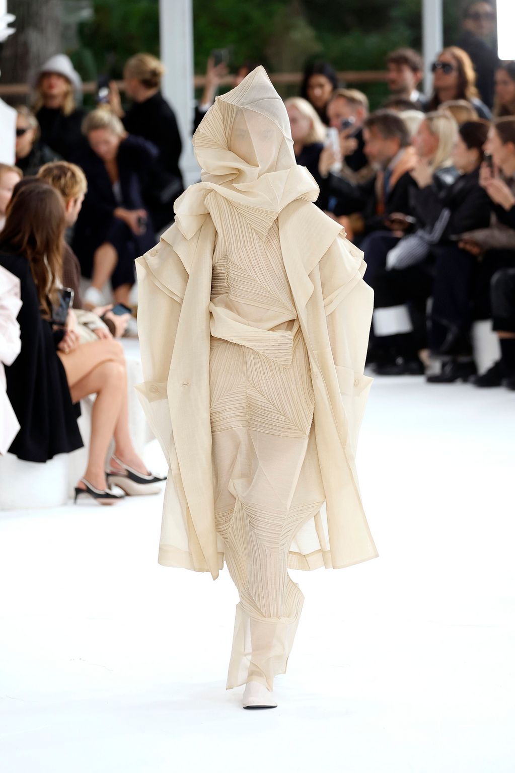Fashion Week Paris Spring/Summer 2025 look 44 de la collection Issey Miyake womenswear