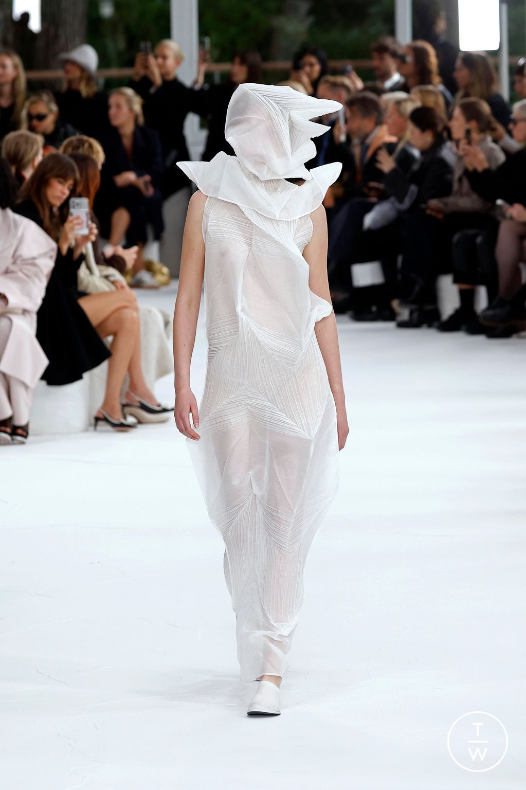 Fashion Week Paris Spring/Summer 2025 look 45 de la collection Issey Miyake womenswear
