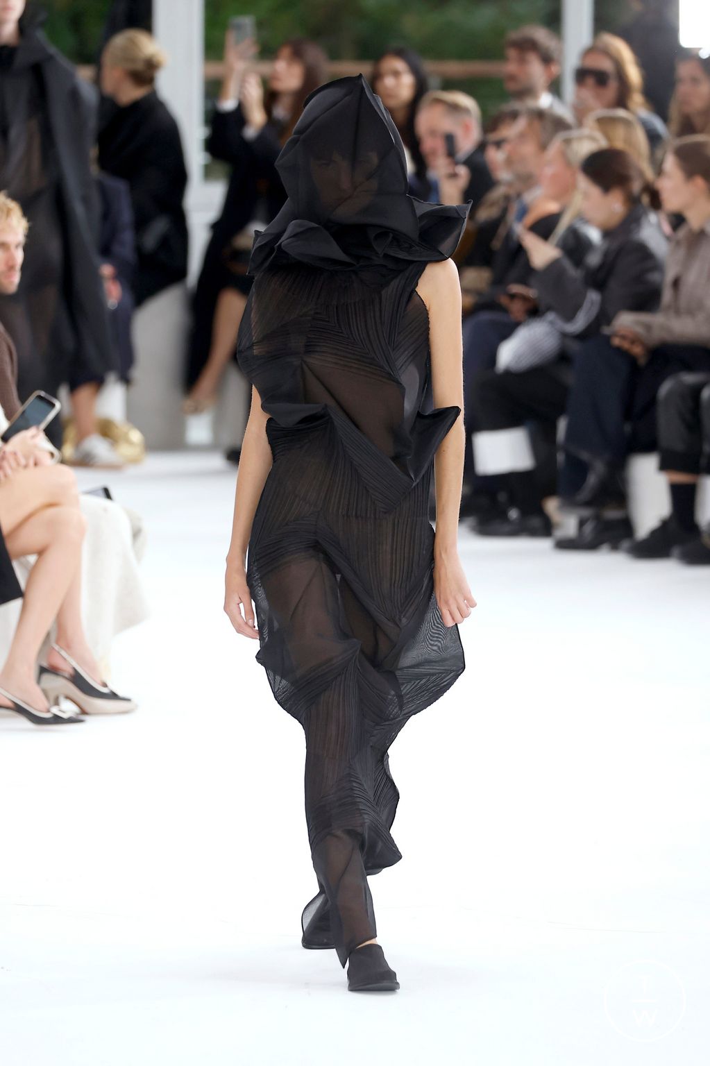Fashion Week Paris Spring/Summer 2025 look 46 de la collection Issey Miyake womenswear
