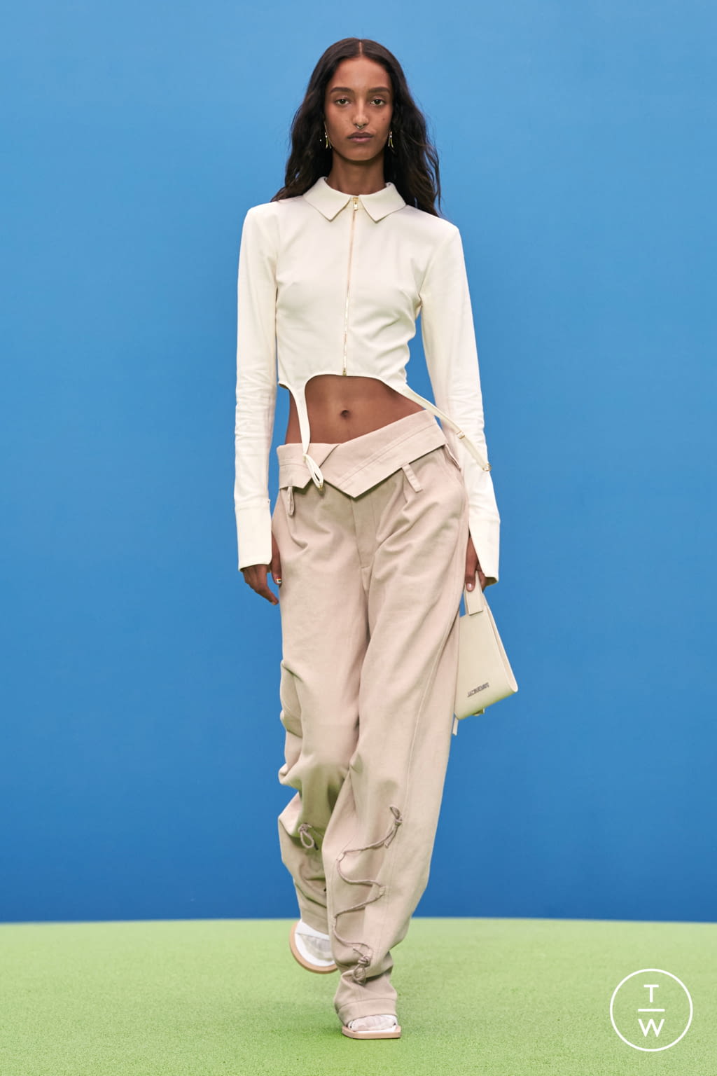 Fashion Week Paris Fall/Winter 2021 look 2 from the Jacquemus collection womenswear
