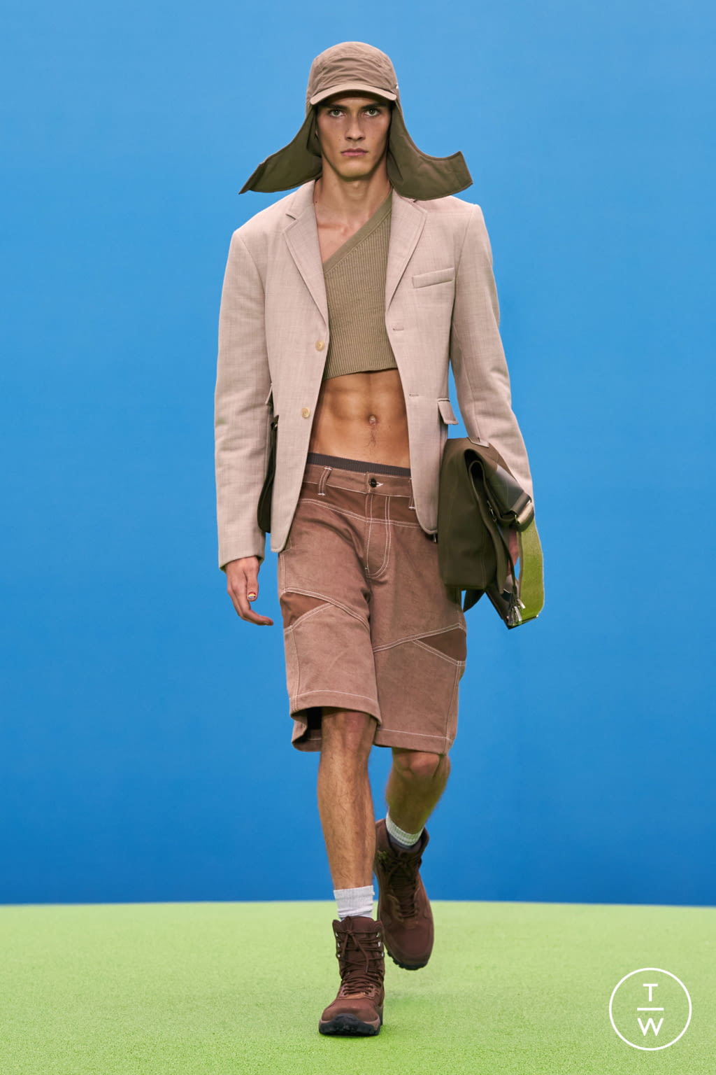 Fashion Week Paris Fall/Winter 2021 look 1 from the Jacquemus collection menswear
