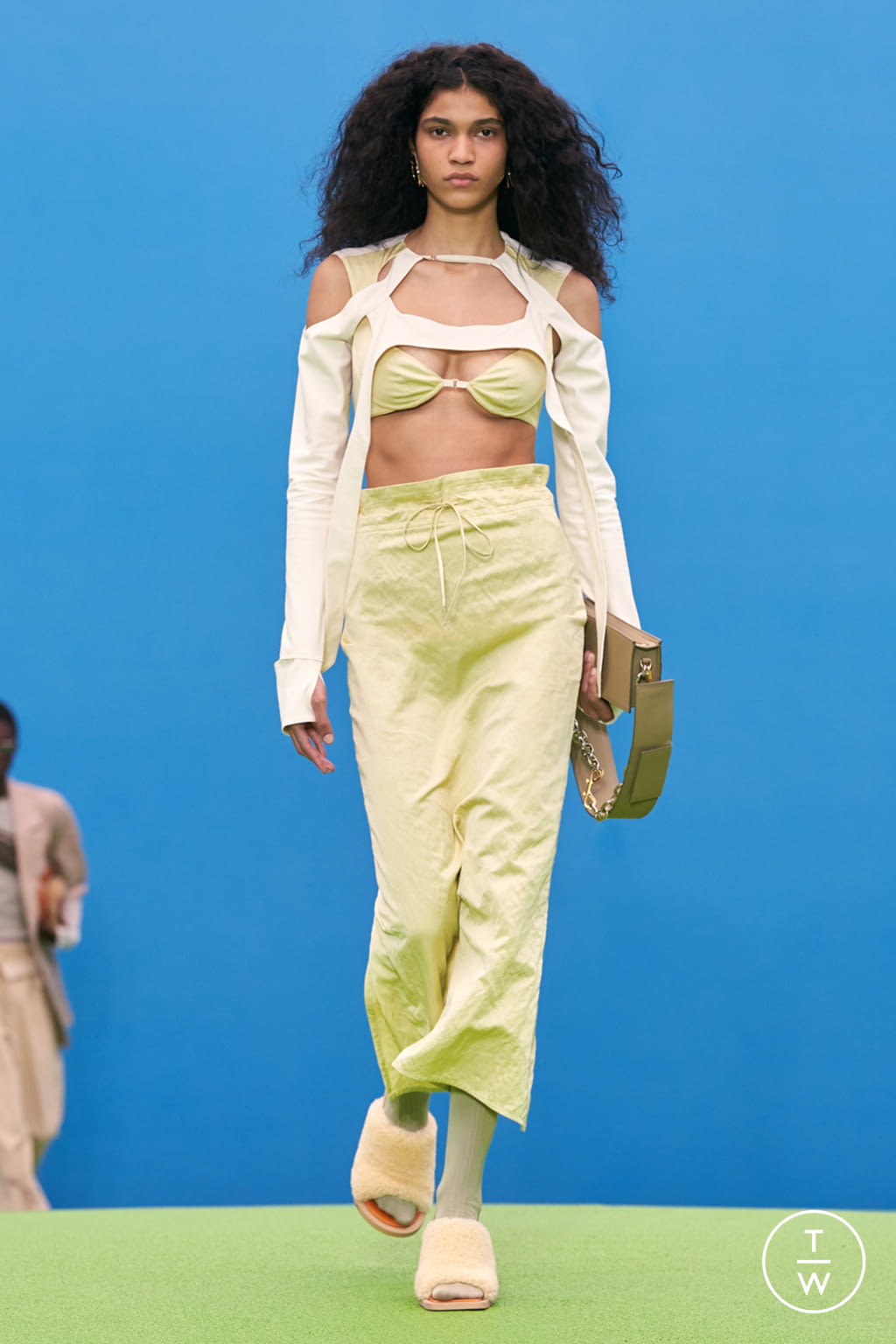 Fashion Week Paris Fall/Winter 2021 look 5 from the Jacquemus collection womenswear