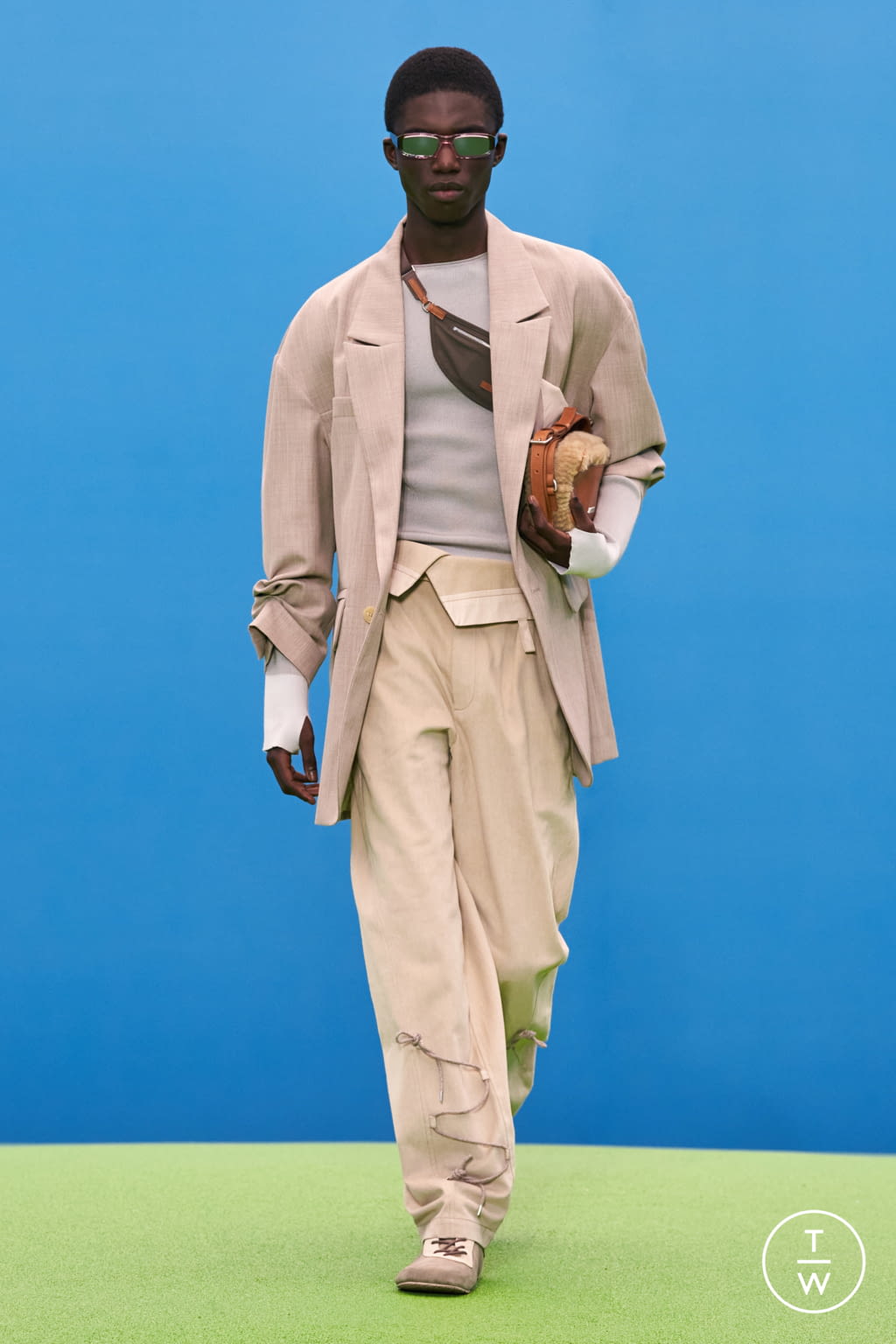 Fashion Week Paris Fall/Winter 2021 look 2 from the Jacquemus collection 男装
