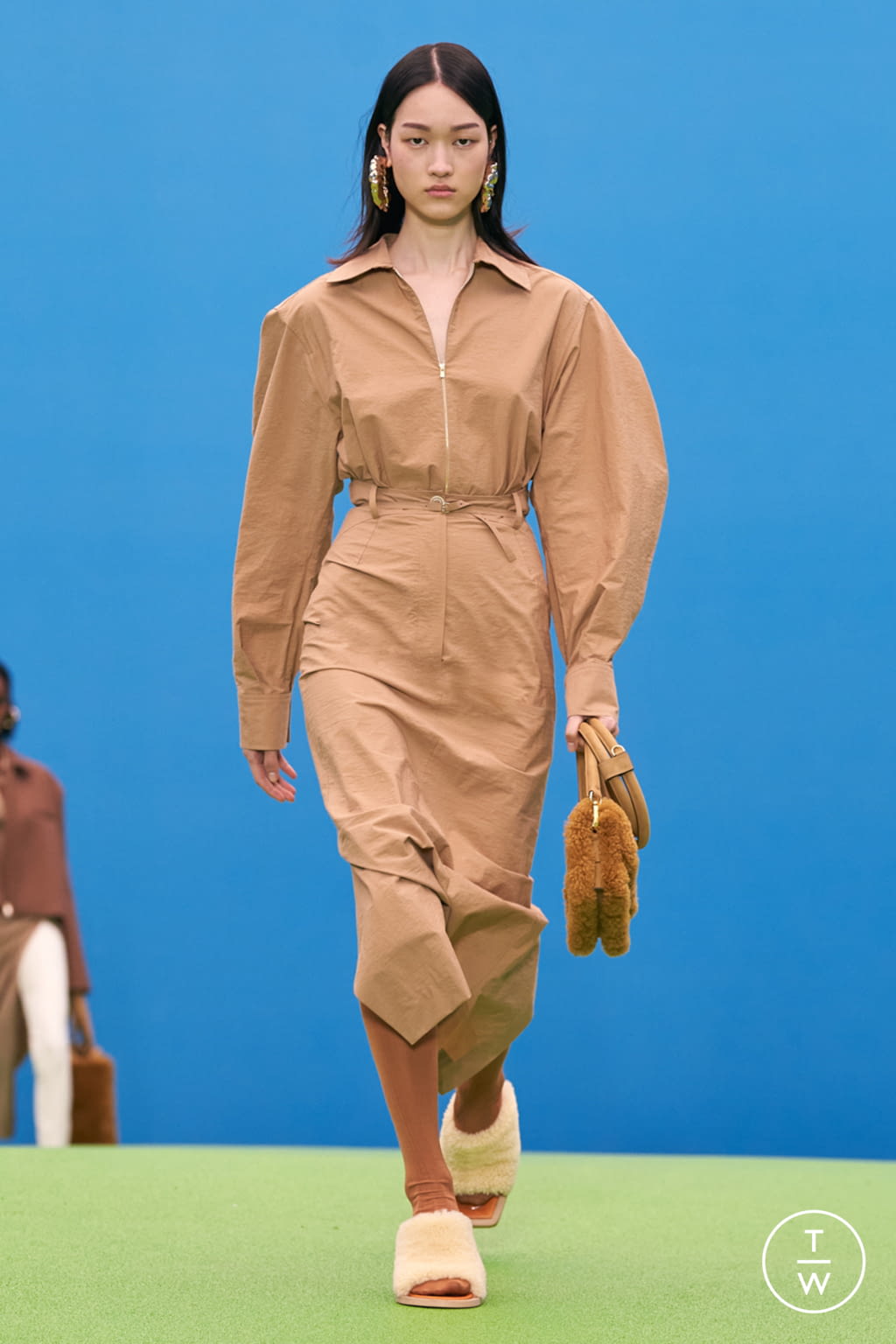 Fashion Week Paris Fall/Winter 2021 look 7 de la collection Jacquemus womenswear