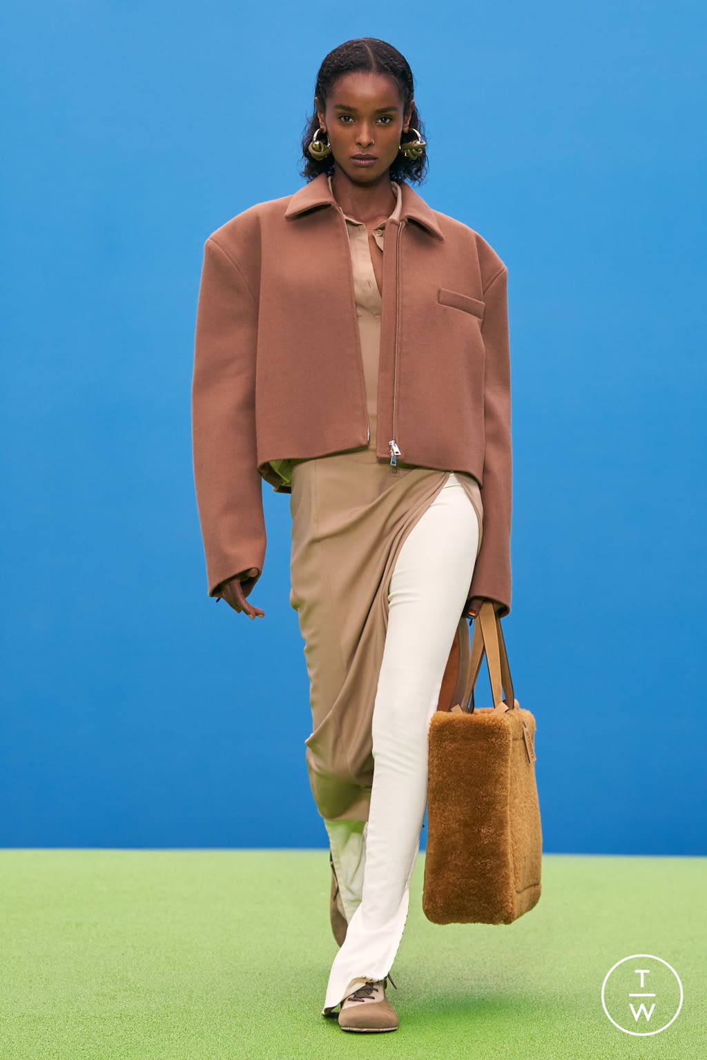 Fashion Week Paris Fall/Winter 2021 look 8 from the Jacquemus collection 女装