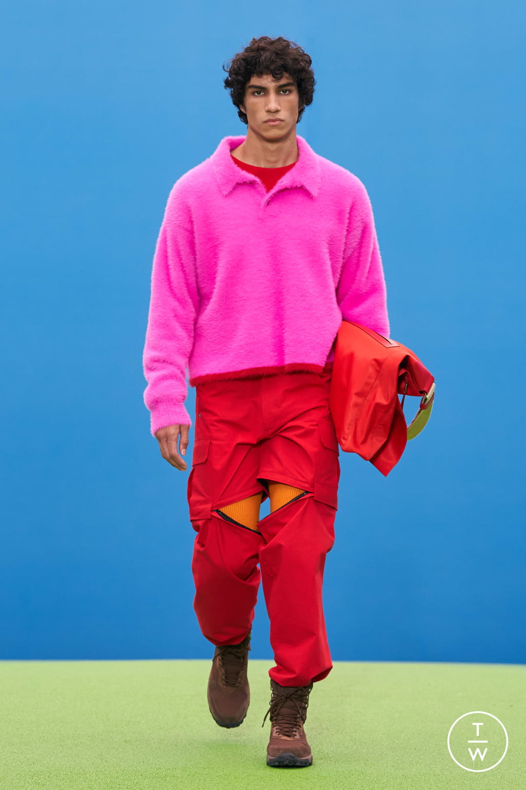 Fashion Week Paris Fall/Winter 2021 look 6 from the Jacquemus collection 男装