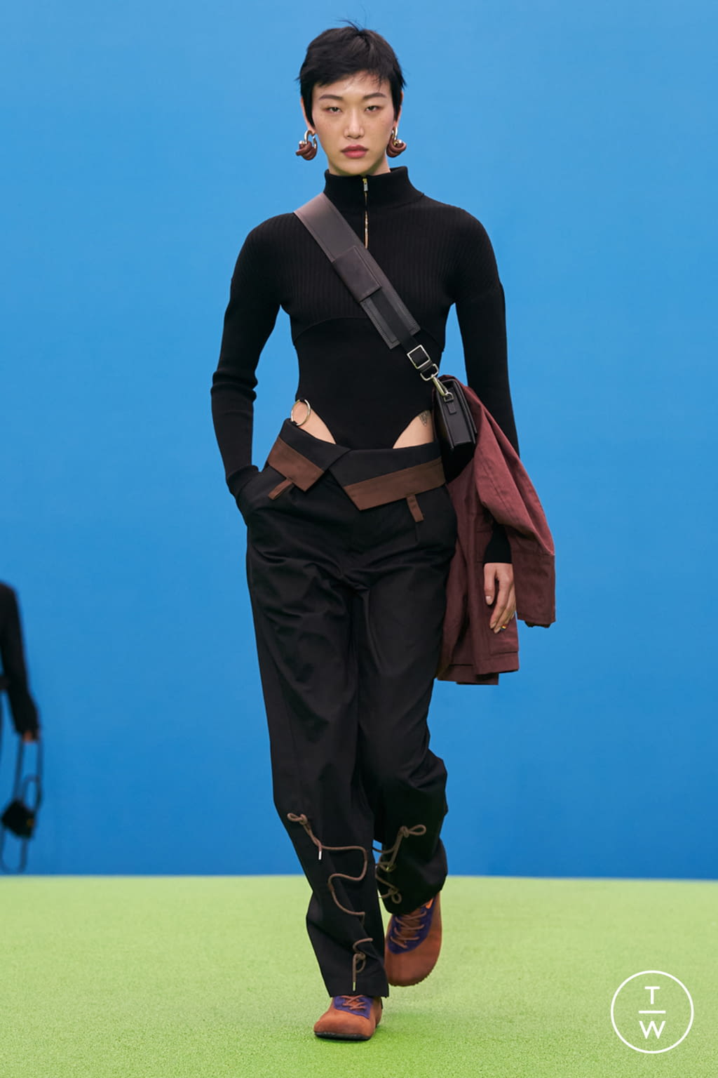Fashion Week Paris Fall/Winter 2021 look 25 de la collection Jacquemus womenswear