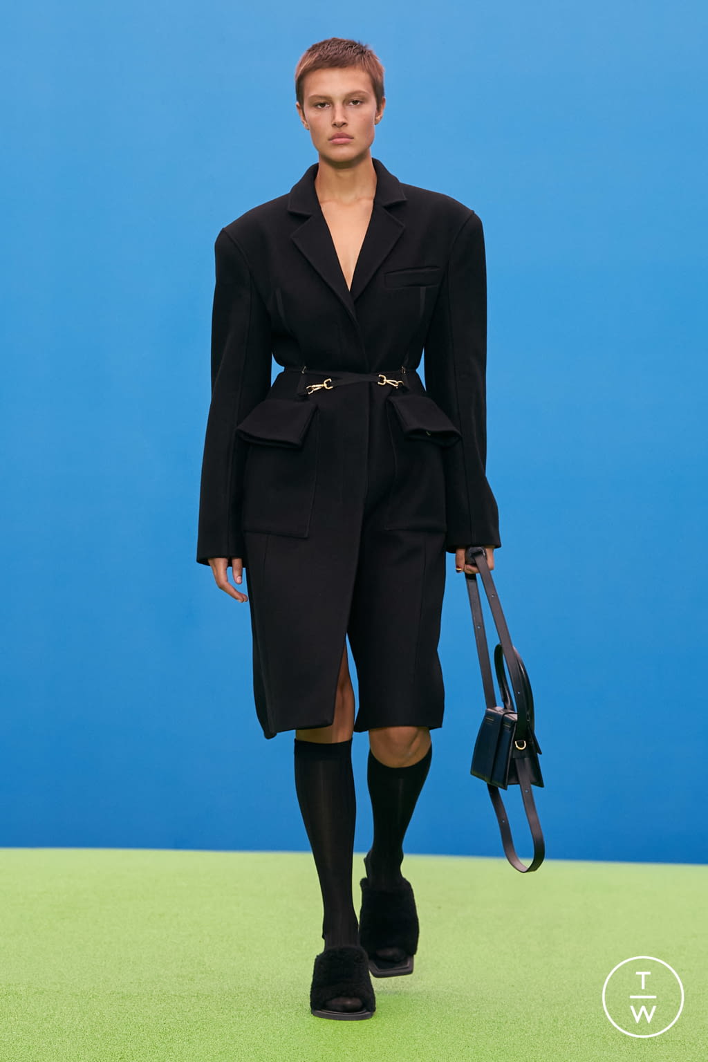 Fashion Week Paris Fall/Winter 2021 look 26 from the Jacquemus collection 女装