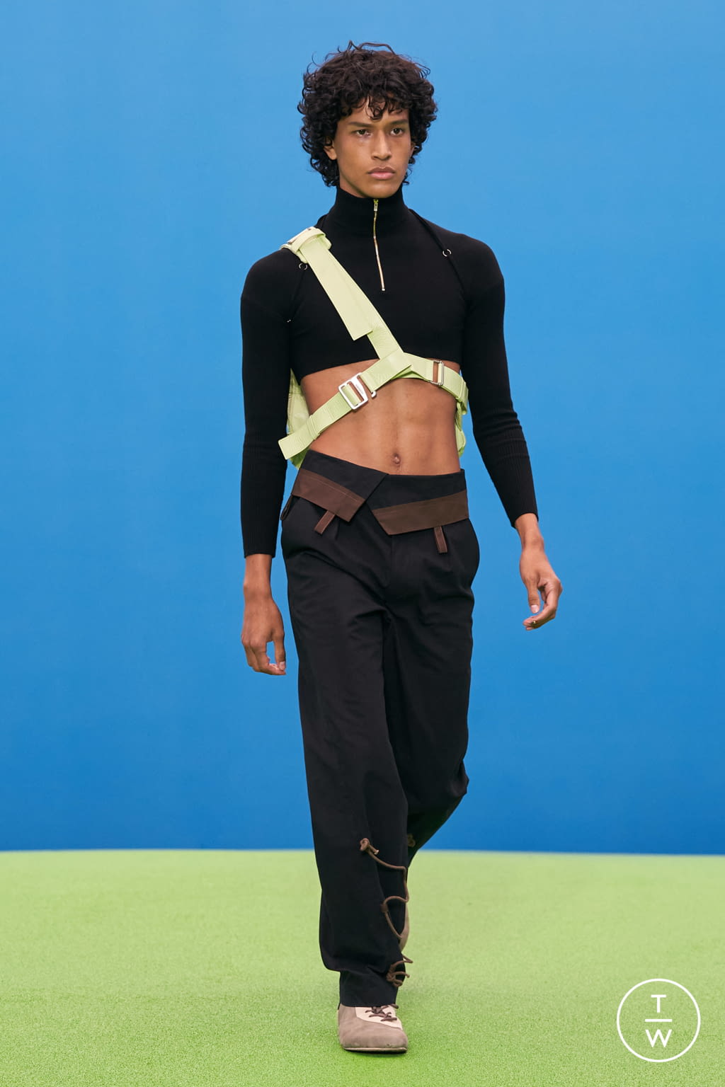 Fashion Week Paris Fall/Winter 2021 look 28 de la collection Jacquemus womenswear